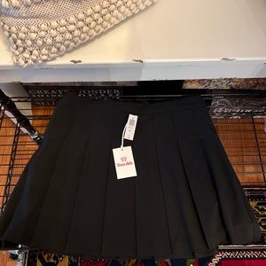 Aritzia Black Sunday Best Olive micro pleated miniskirt. Size 16
